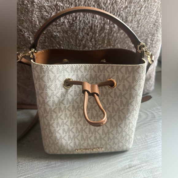 Michael Kors - Picture 1 of 3